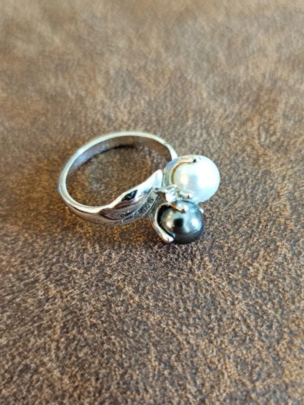 Vtg two-tone pearl ring crafted with a bypass or crossover design Sz 6.75